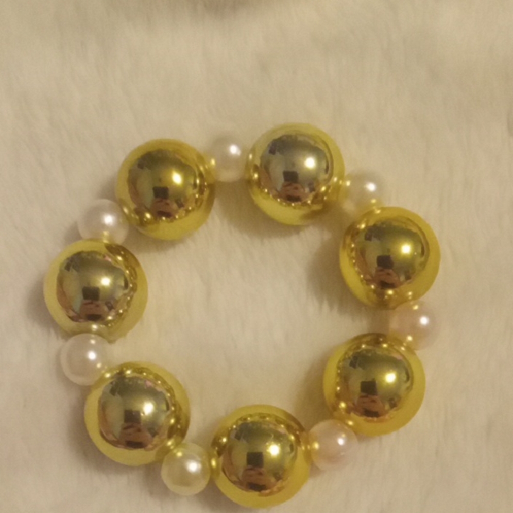 Elegant Gold and Pearl Bracelet